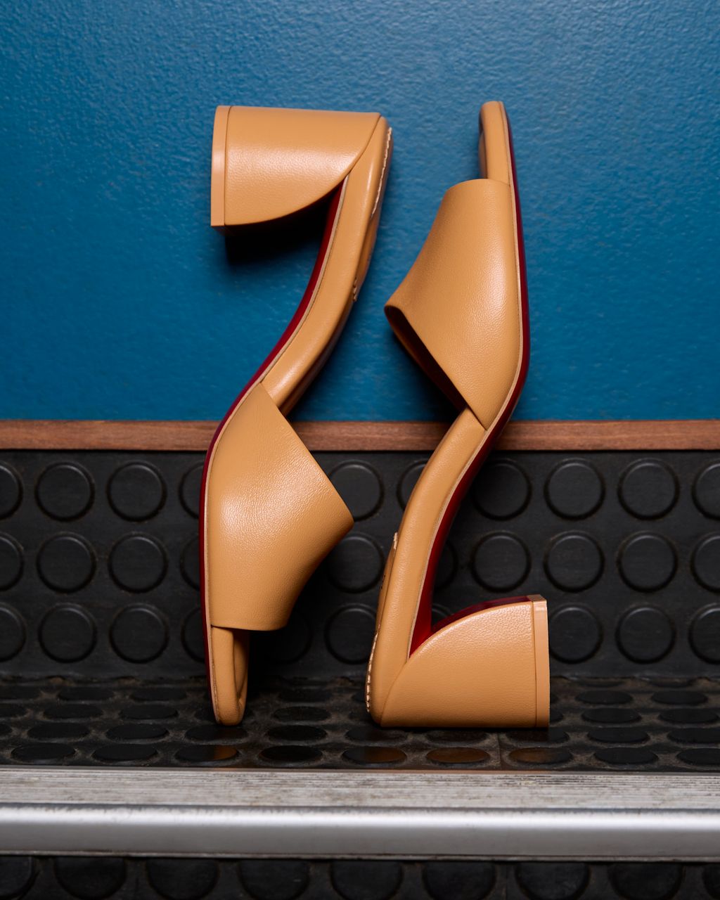 Fashion Week Paris Spring/Summer 2025 look 24 from the Christian Louboutin collection 女装配饰