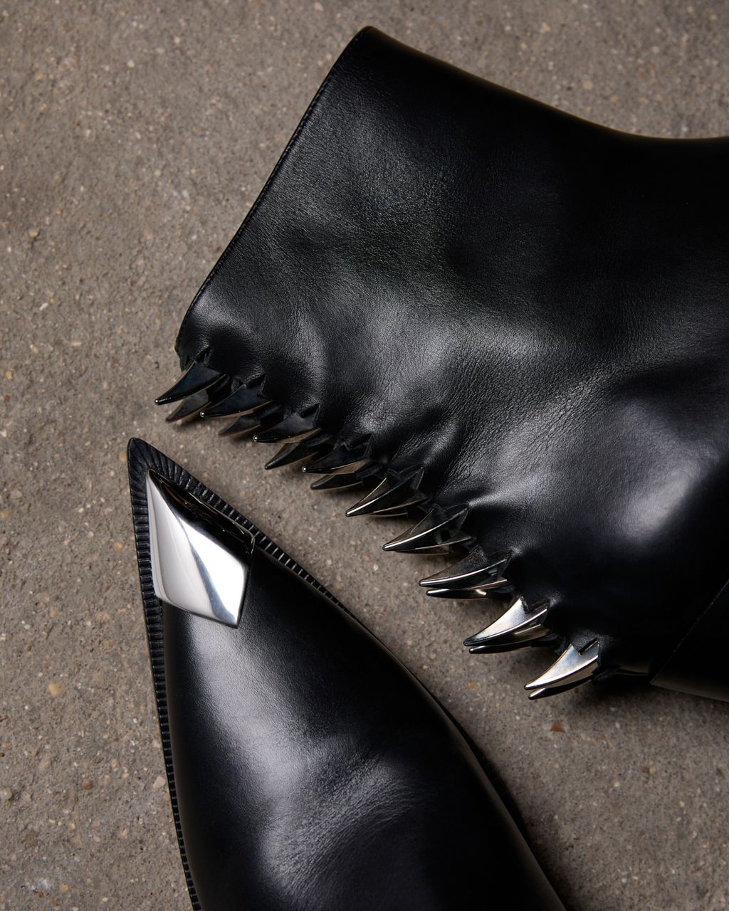 Fashion Week Paris Spring/Summer 2025 look 14 de la collection Christian Louboutin menswear accessories