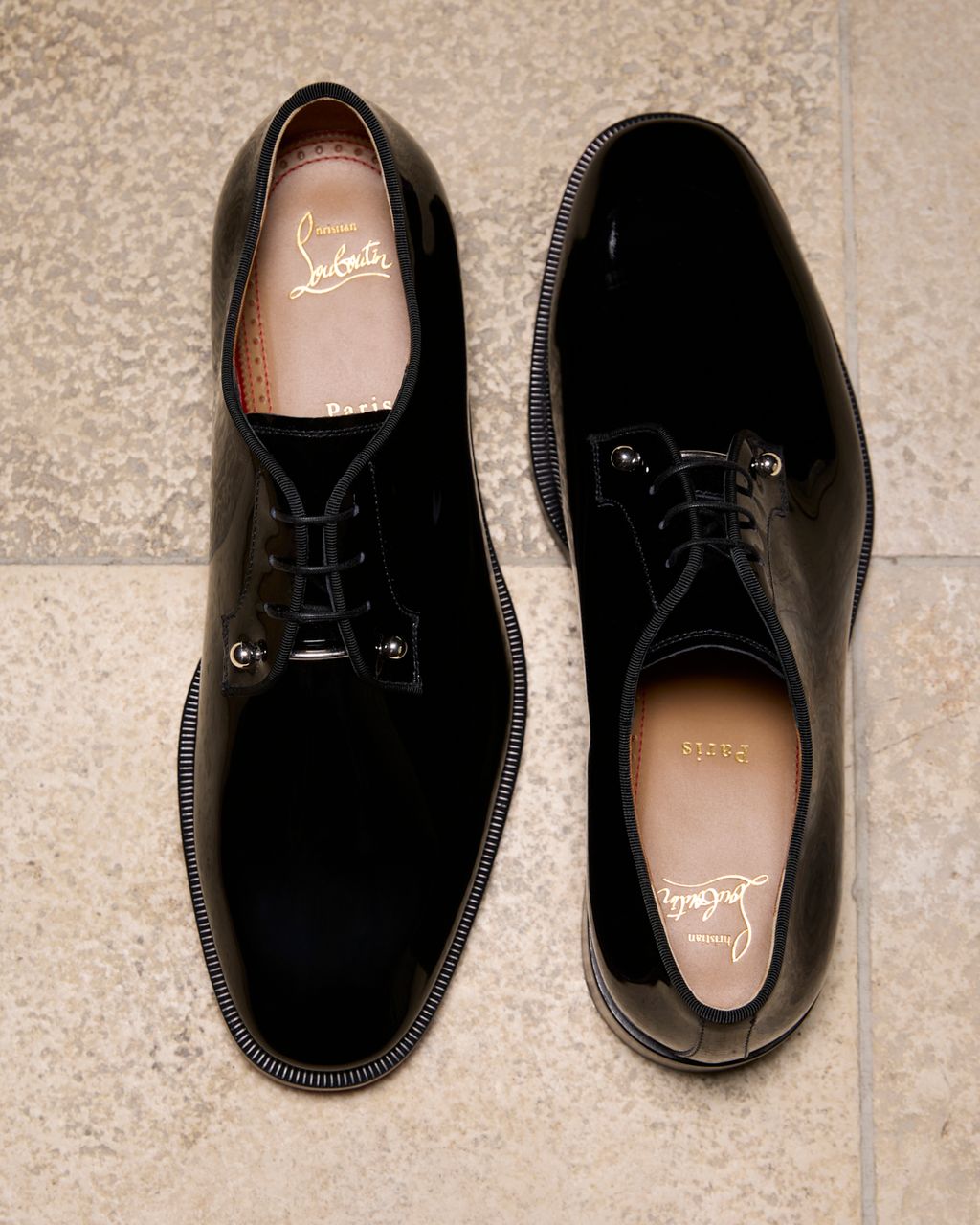 Fashion Week Paris Spring/Summer 2025 look 17 de la collection Christian Louboutin menswear accessories