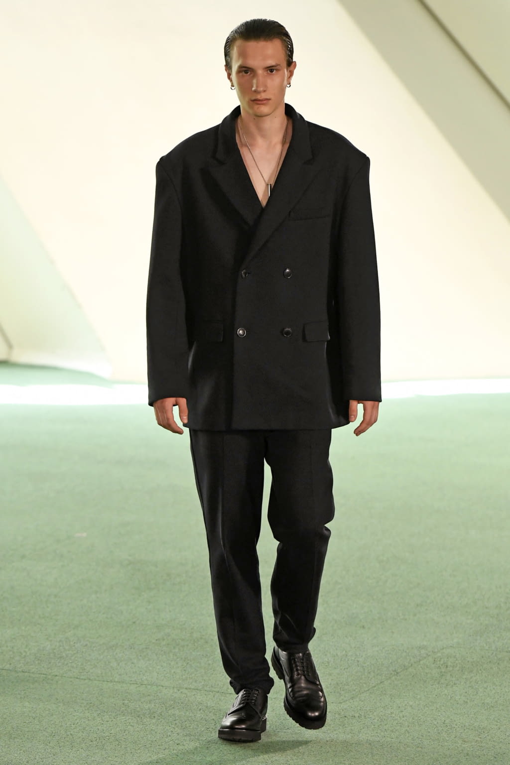 Fashion Week Paris Spring/Summer 2020 look 2 from the Louis Gabriel Nouchi collection 男装