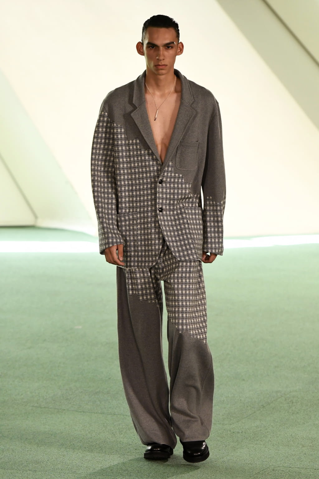 Fashion Week Paris Spring/Summer 2020 look 12 from the Louis Gabriel Nouchi collection 男装