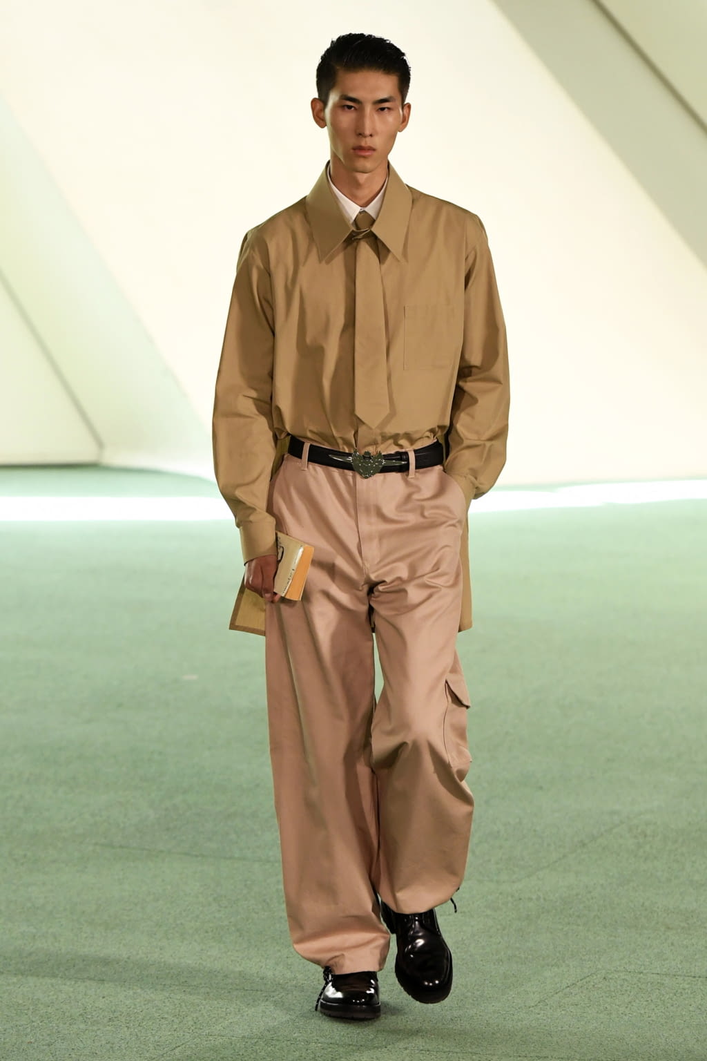 Fashion Week Paris Spring/Summer 2020 look 15 from the Louis Gabriel Nouchi collection 男装