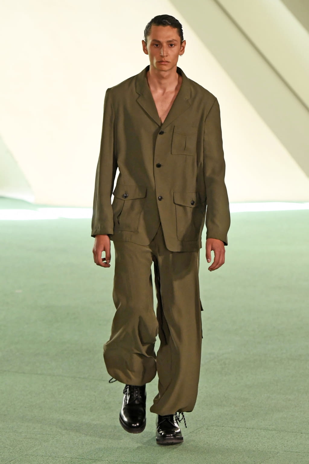 Fashion Week Paris Spring/Summer 2020 look 18 from the Louis Gabriel Nouchi collection 男装