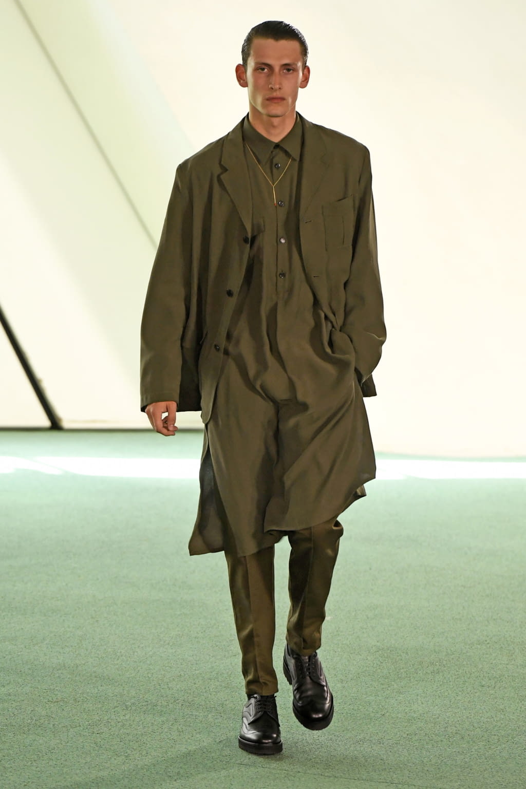 Fashion Week Paris Spring/Summer 2020 look 19 from the Louis Gabriel Nouchi collection 男装