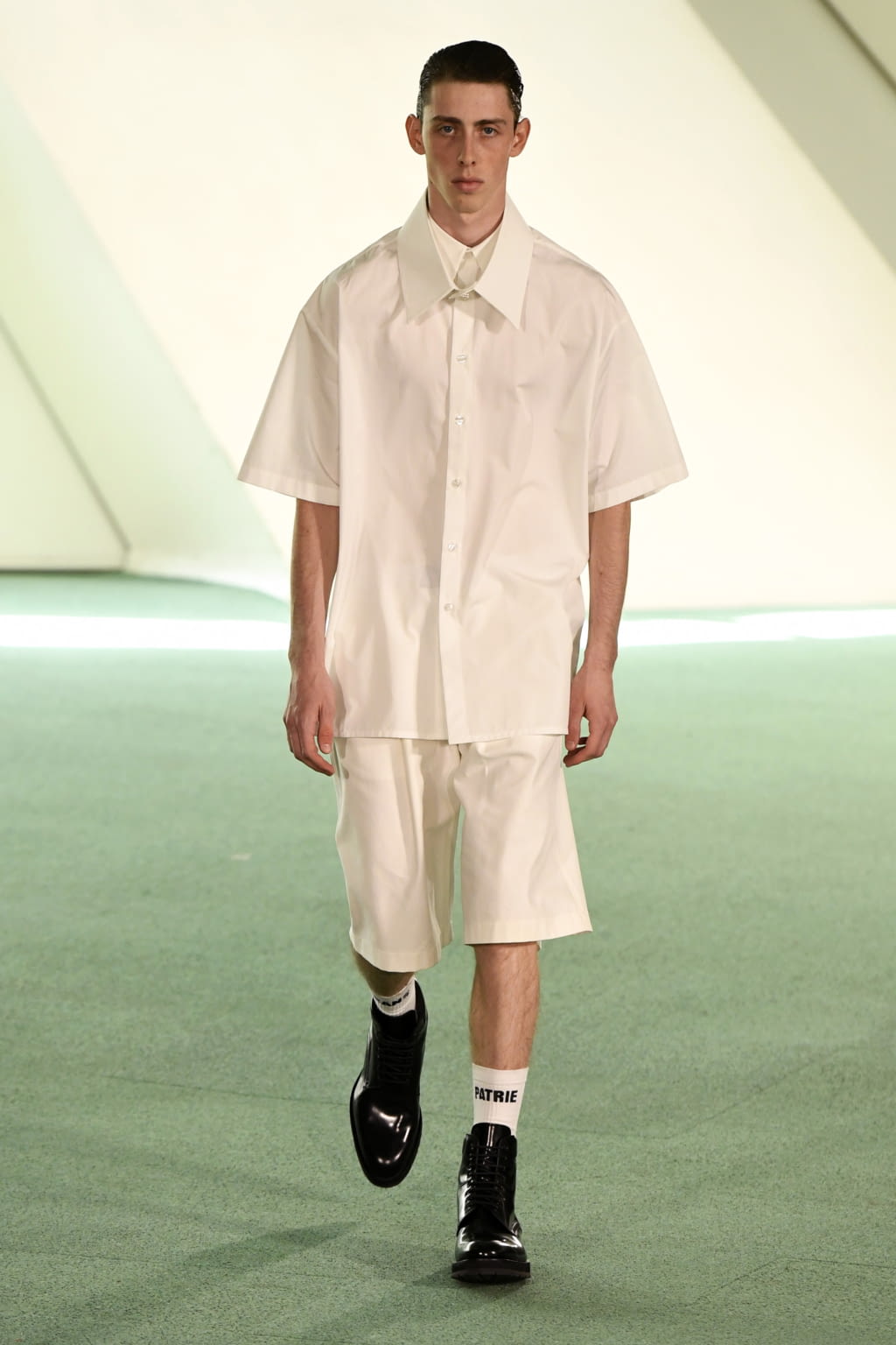 Fashion Week Paris Spring/Summer 2020 look 21 from the Louis Gabriel Nouchi collection 男装