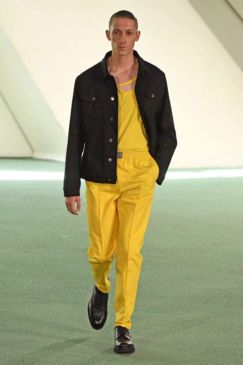Fashion Week Paris Spring/Summer 2020 look 28 from the Louis Gabriel Nouchi collection 男装