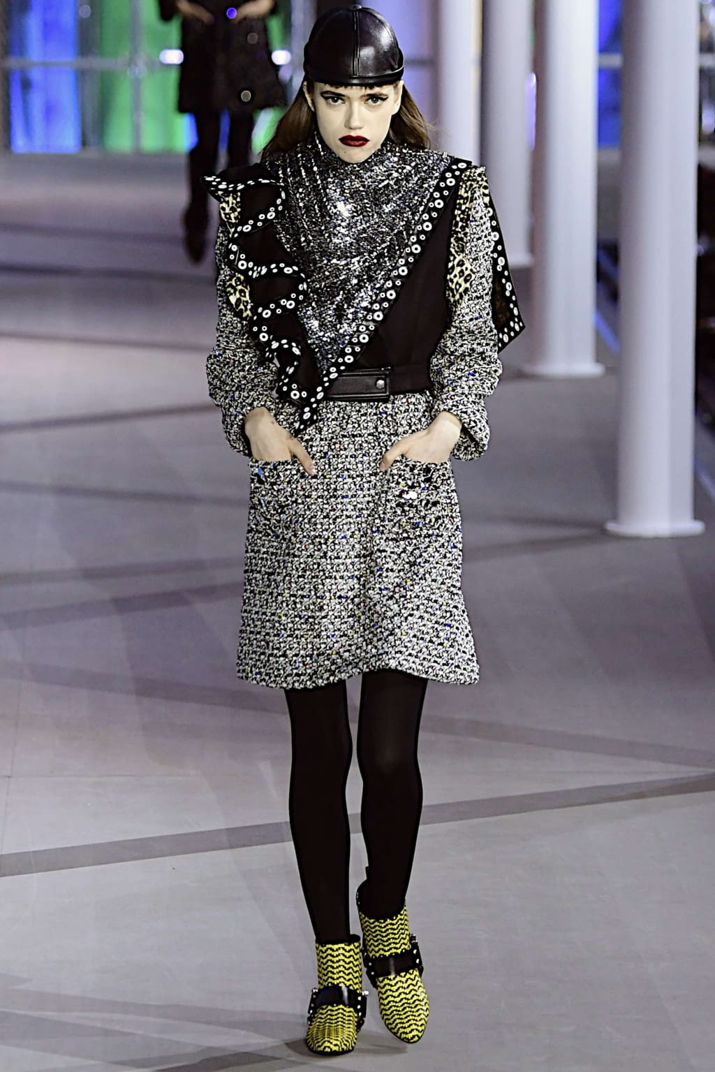 Fashion Week Paris Fall/Winter 2019 look 1 from the Louis Vuitton collection 女装