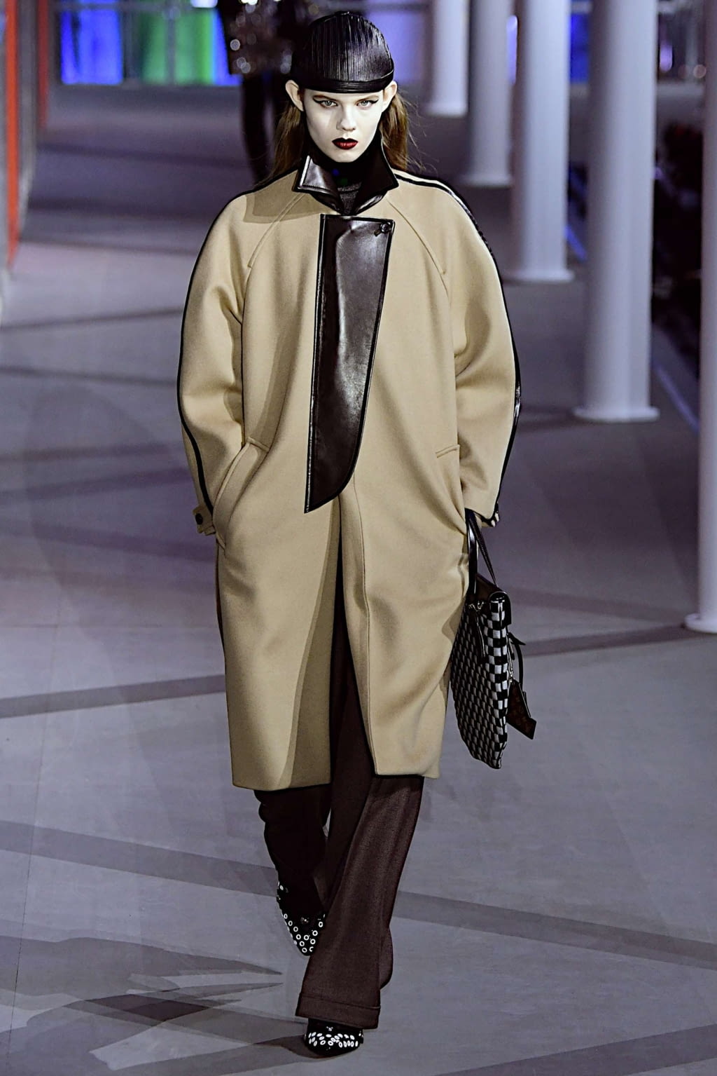 Fashion Week Paris Fall/Winter 2019 look 9 from the Louis Vuitton collection womenswear