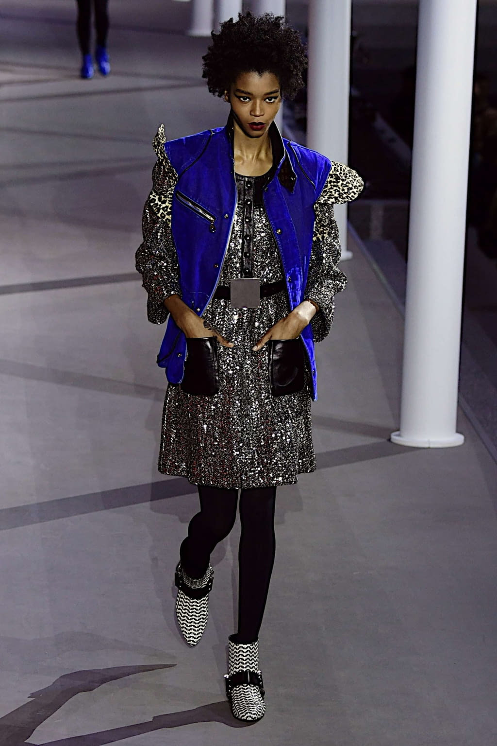 Fashion Week Paris Fall/Winter 2019 look 12 de la collection Louis Vuitton womenswear
