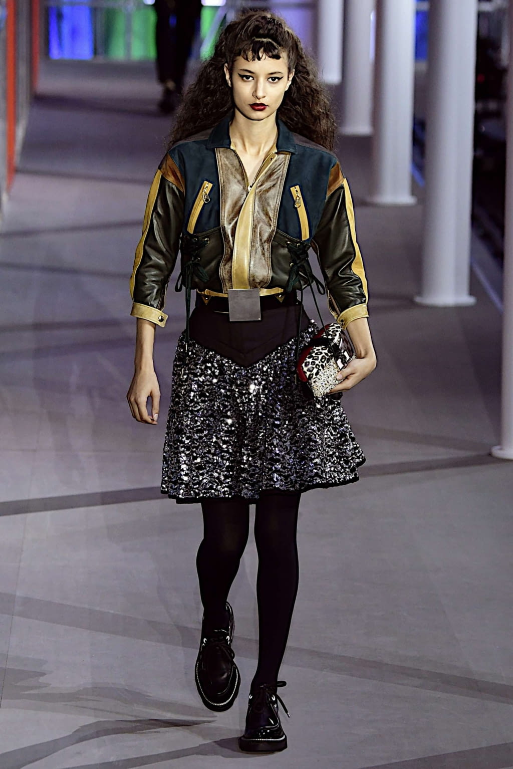 Fashion Week Paris Fall/Winter 2019 look 56 from the Louis Vuitton collection womenswear