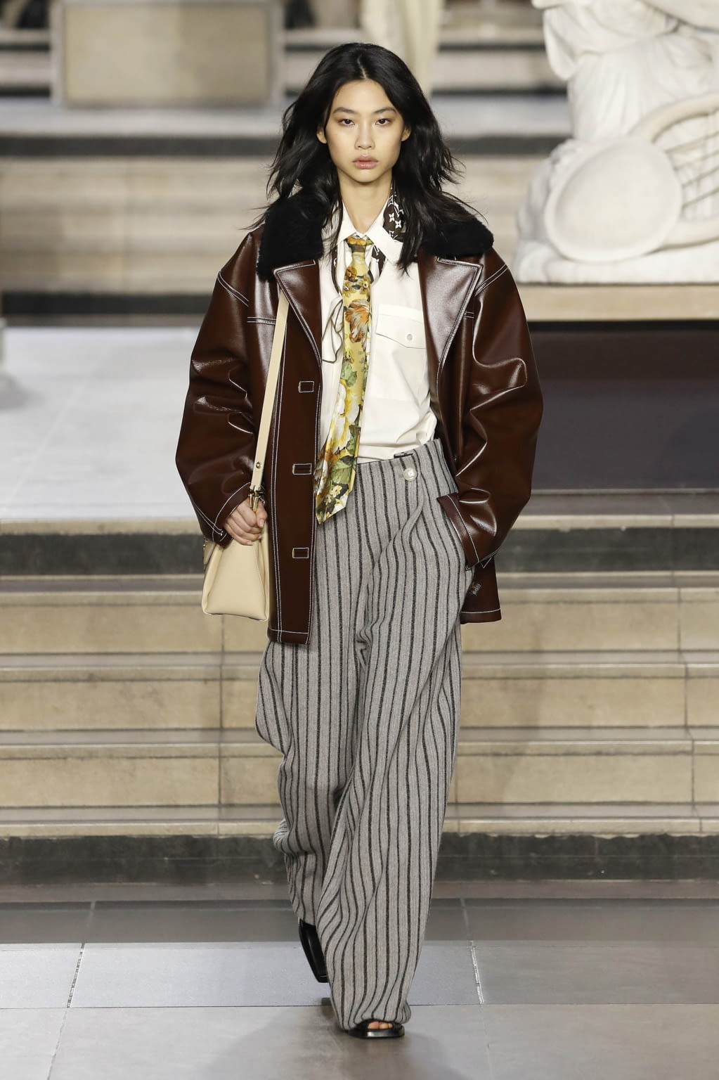Fashion Week Paris Fall/Winter 2022 look 1 from the Louis Vuitton collection 女装