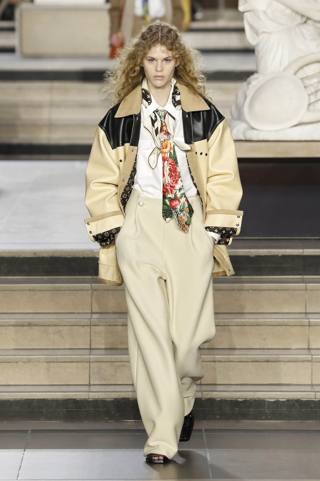 Fashion Week Paris Fall/Winter 2022 look 2 from the Louis Vuitton collection womenswear