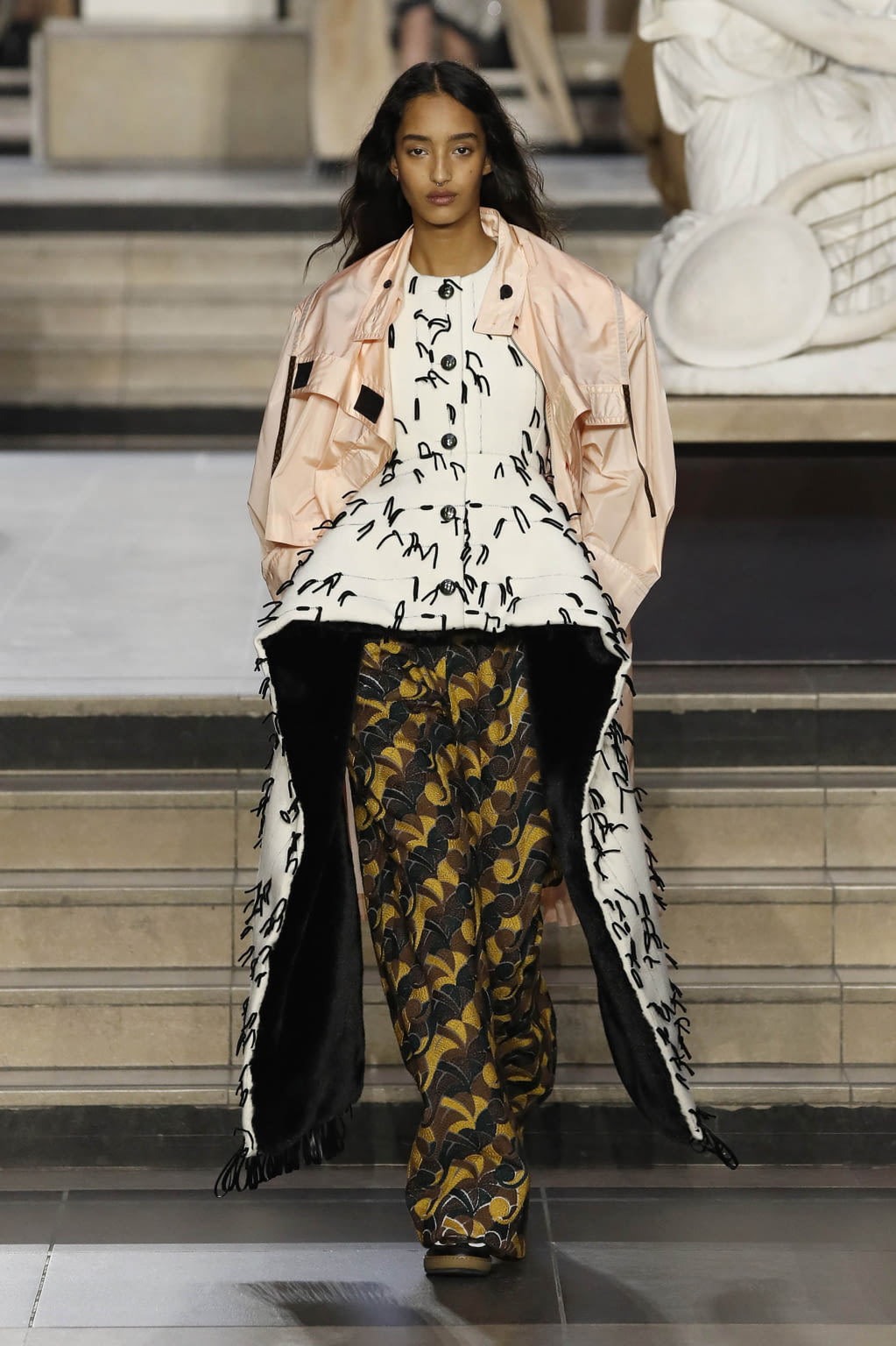 Fashion Week Paris Fall/Winter 2022 look 9 de la collection Louis Vuitton womenswear