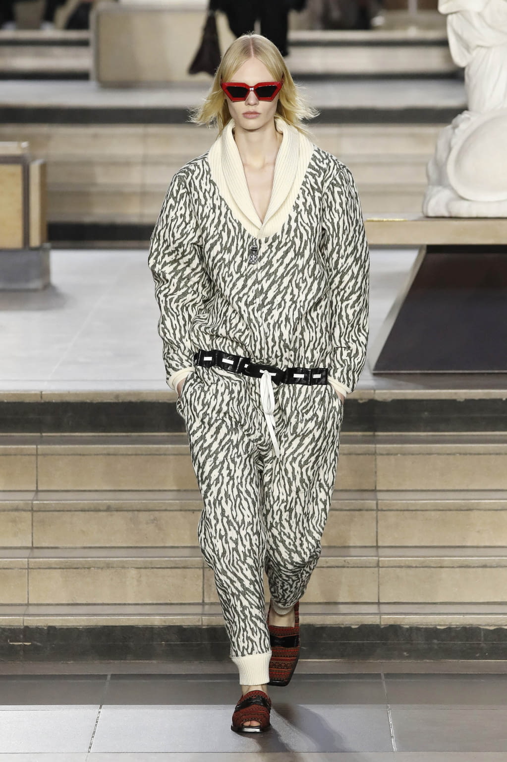 Fashion Week Paris Fall/Winter 2022 look 24 from the Louis Vuitton collection womenswear