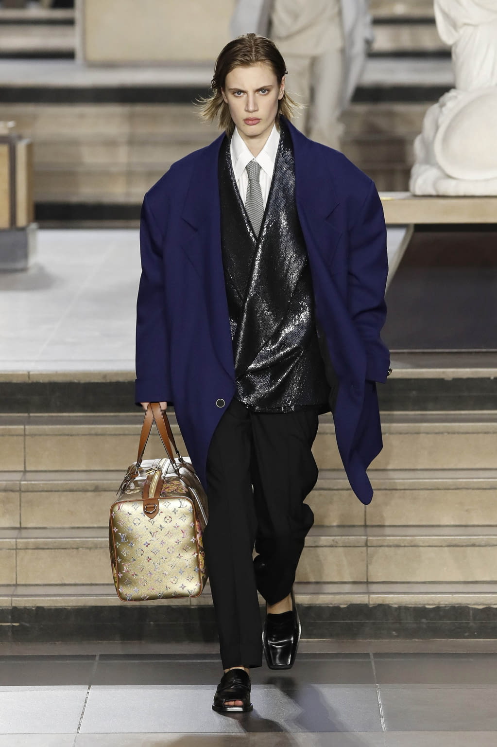 Fashion Week Paris Fall/Winter 2022 look 26 from the Louis Vuitton collection 女装
