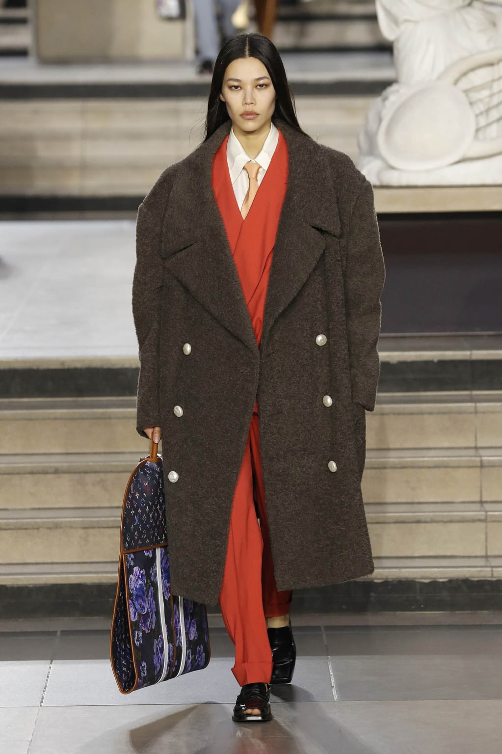 Fashion Week Paris Fall/Winter 2022 look 28 de la collection Louis Vuitton womenswear
