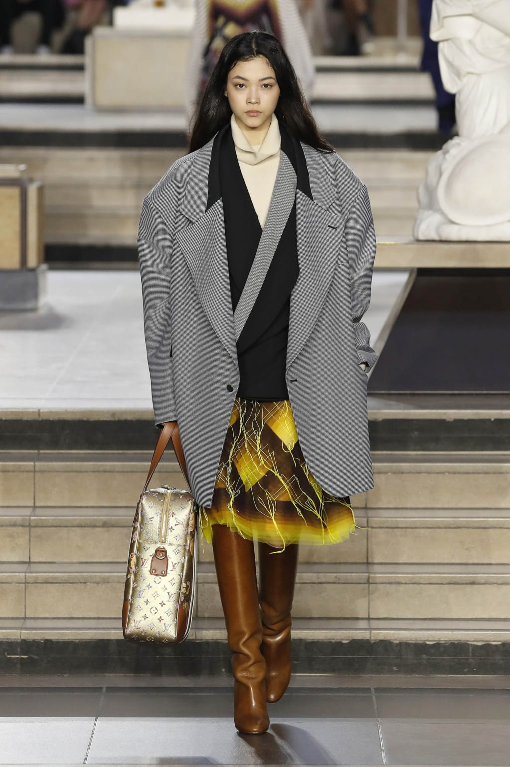 Fashion Week Paris Fall/Winter 2022 look 30 from the Louis Vuitton collection 女装