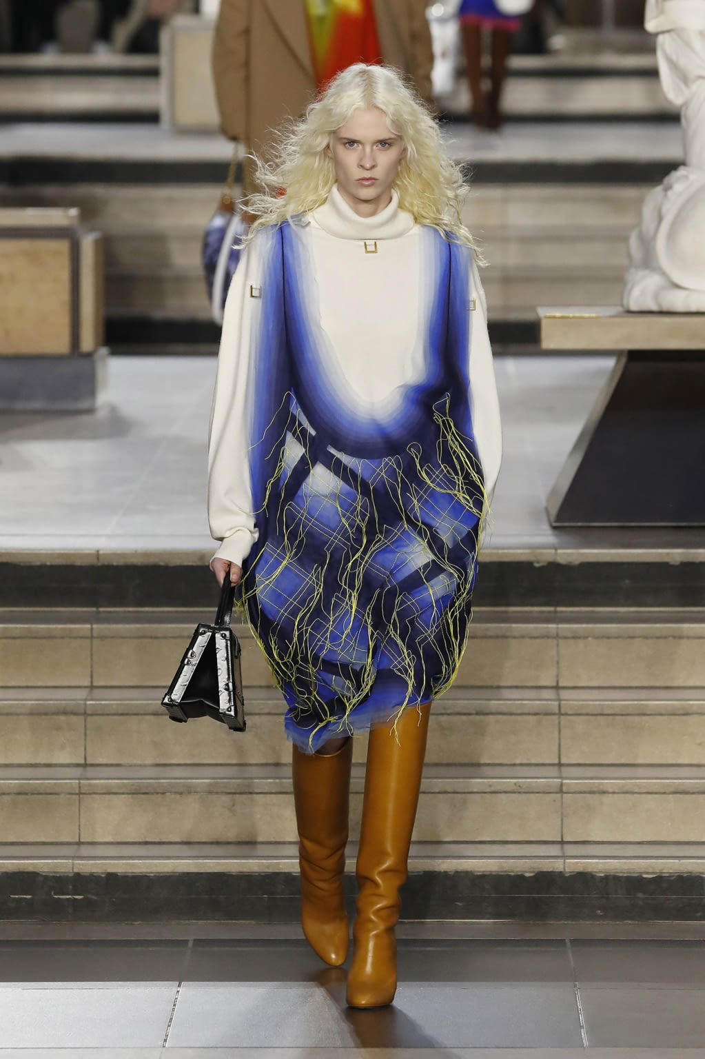 Fashion Week Paris Fall/Winter 2022 look 32 from the Louis Vuitton collection womenswear