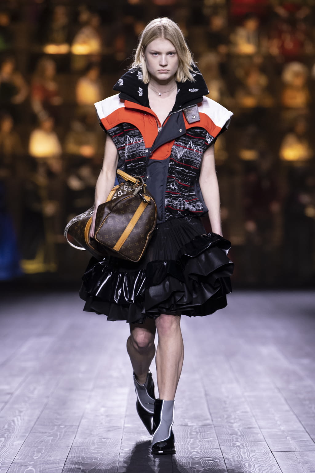 Fashion Week Paris Fall/Winter 2020 look 1 de la collection Louis Vuitton womenswear