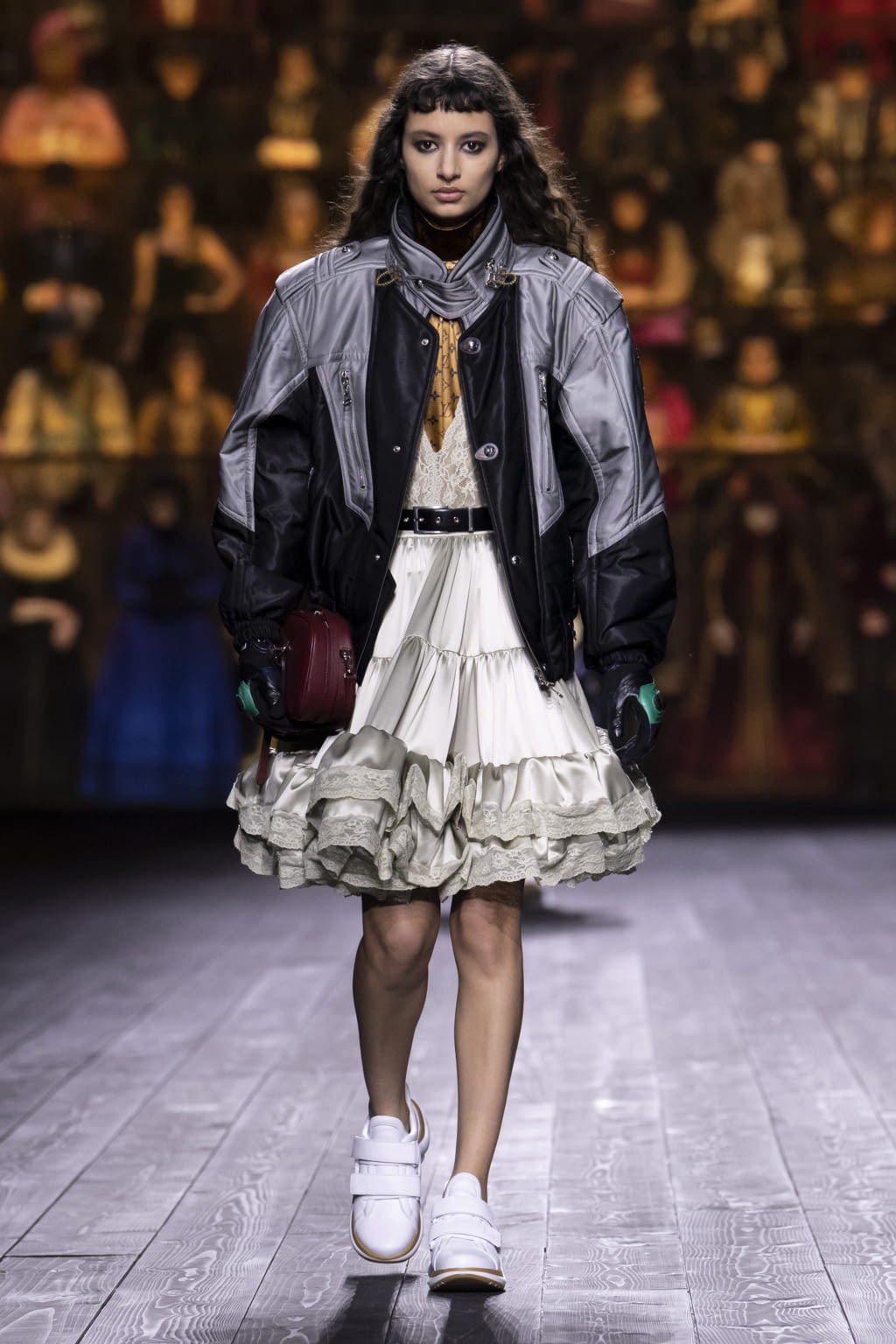 Fashion Week Paris Fall/Winter 2020 look 13 from the Louis Vuitton collection 女装