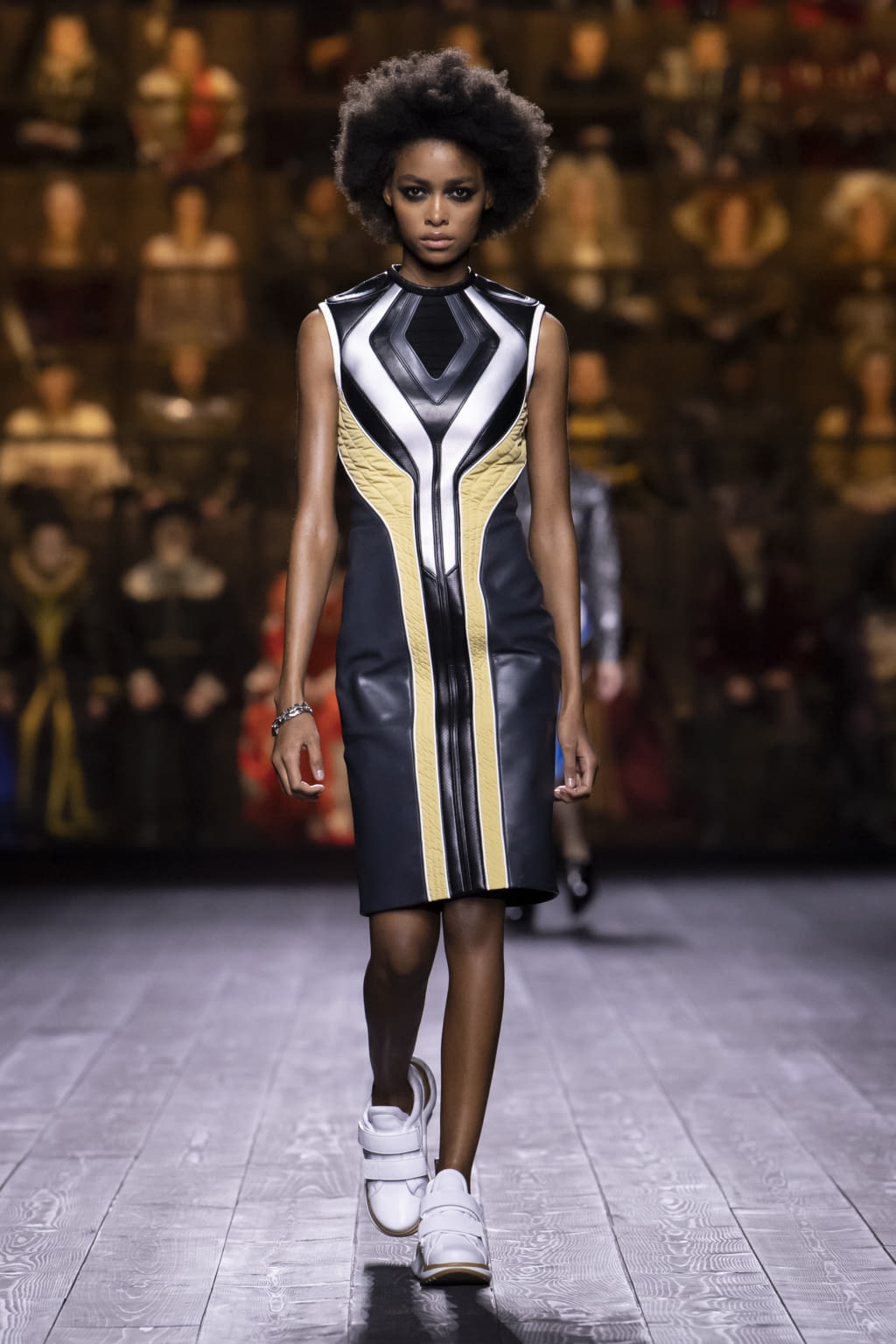 Fashion Week Paris Fall/Winter 2020 look 15 de la collection Louis Vuitton womenswear