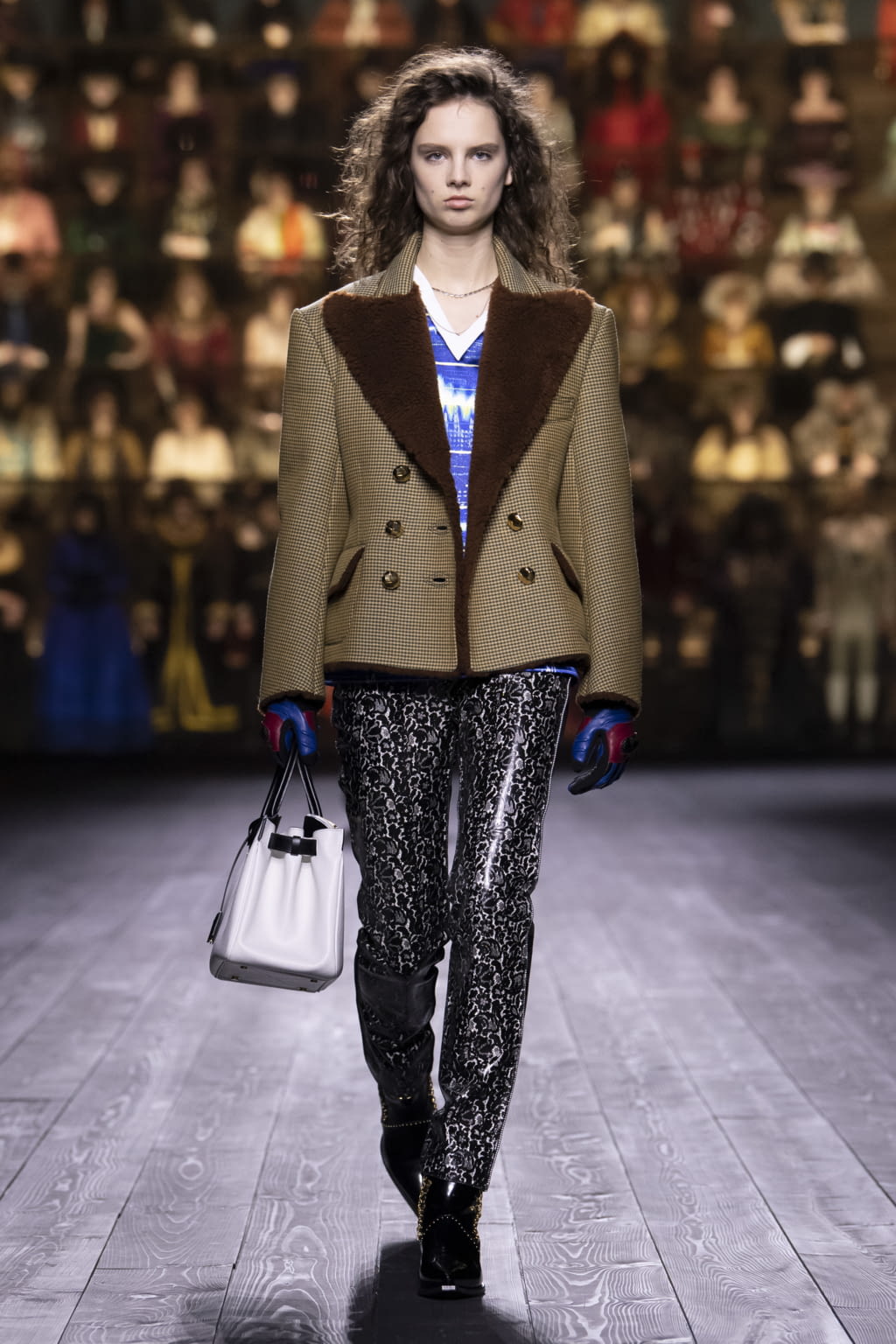 Fashion Week Paris Fall/Winter 2020 look 19 from the Louis Vuitton collection womenswear