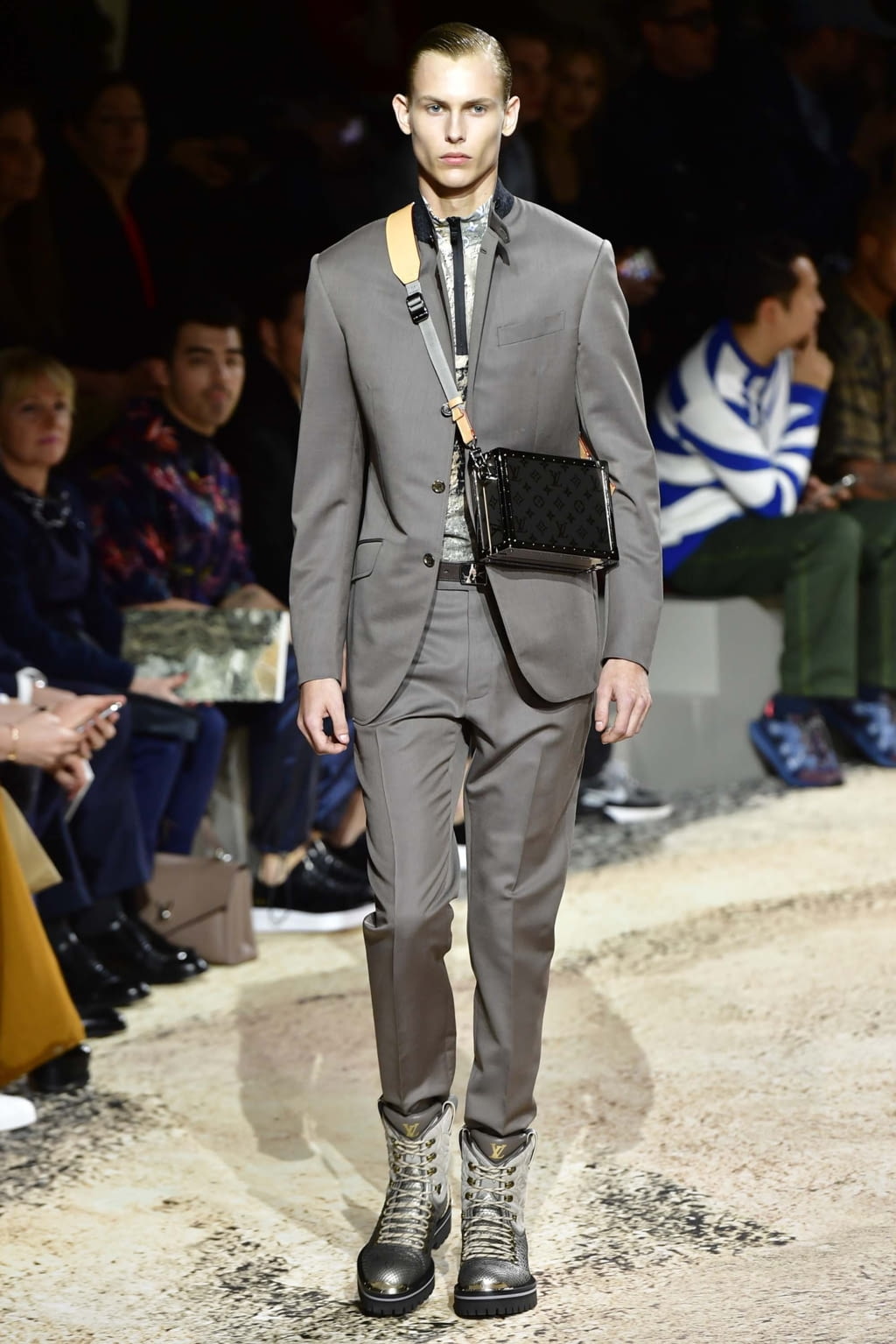 Fashion Week Paris Fall/Winter 2018 look 2 from the Louis Vuitton collection 男装
