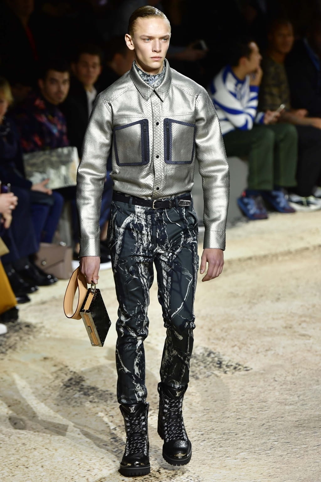 Fashion Week Paris Fall/Winter 2018 look 4 from the Louis Vuitton collection menswear