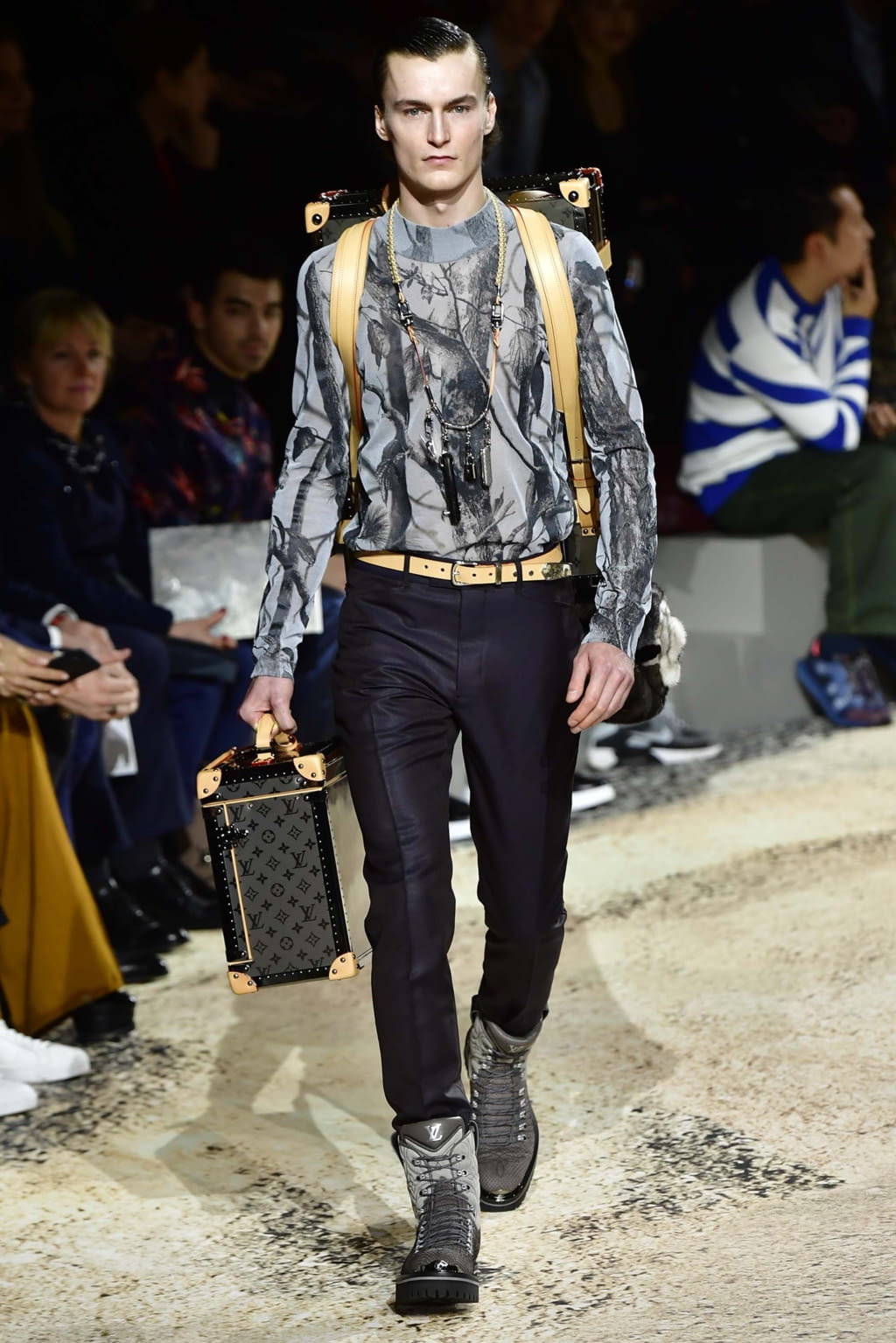 Fashion Week Paris Fall/Winter 2018 look 8 from the Louis Vuitton collection menswear