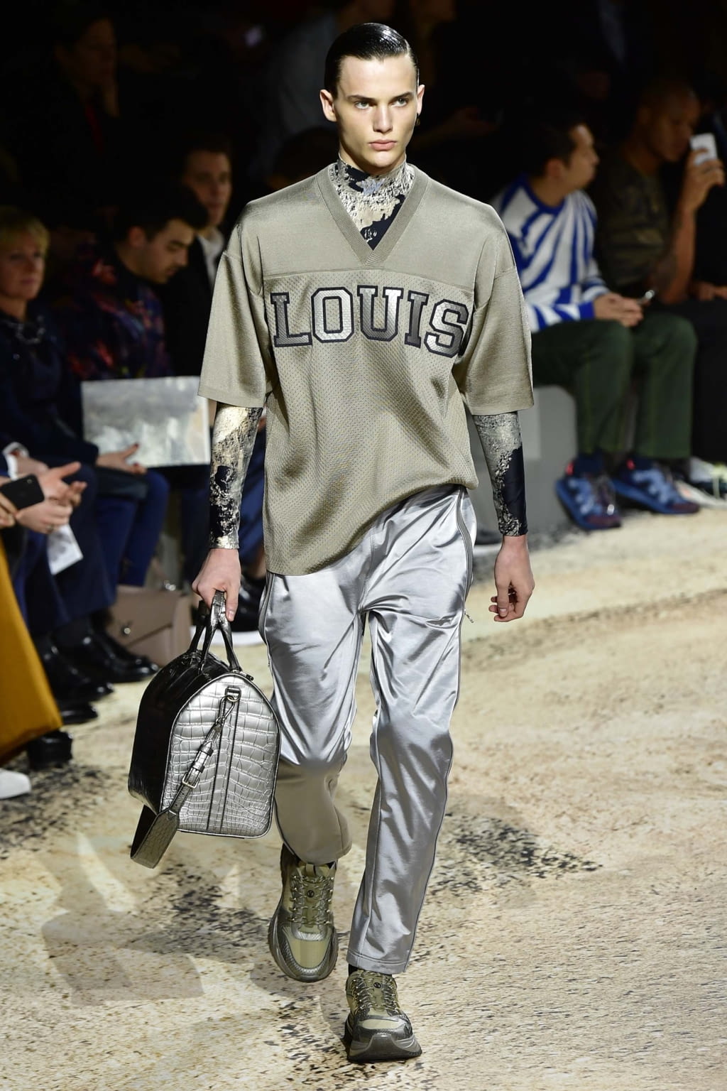 Fashion Week Paris Fall/Winter 2018 look 11 from the Louis Vuitton collection menswear