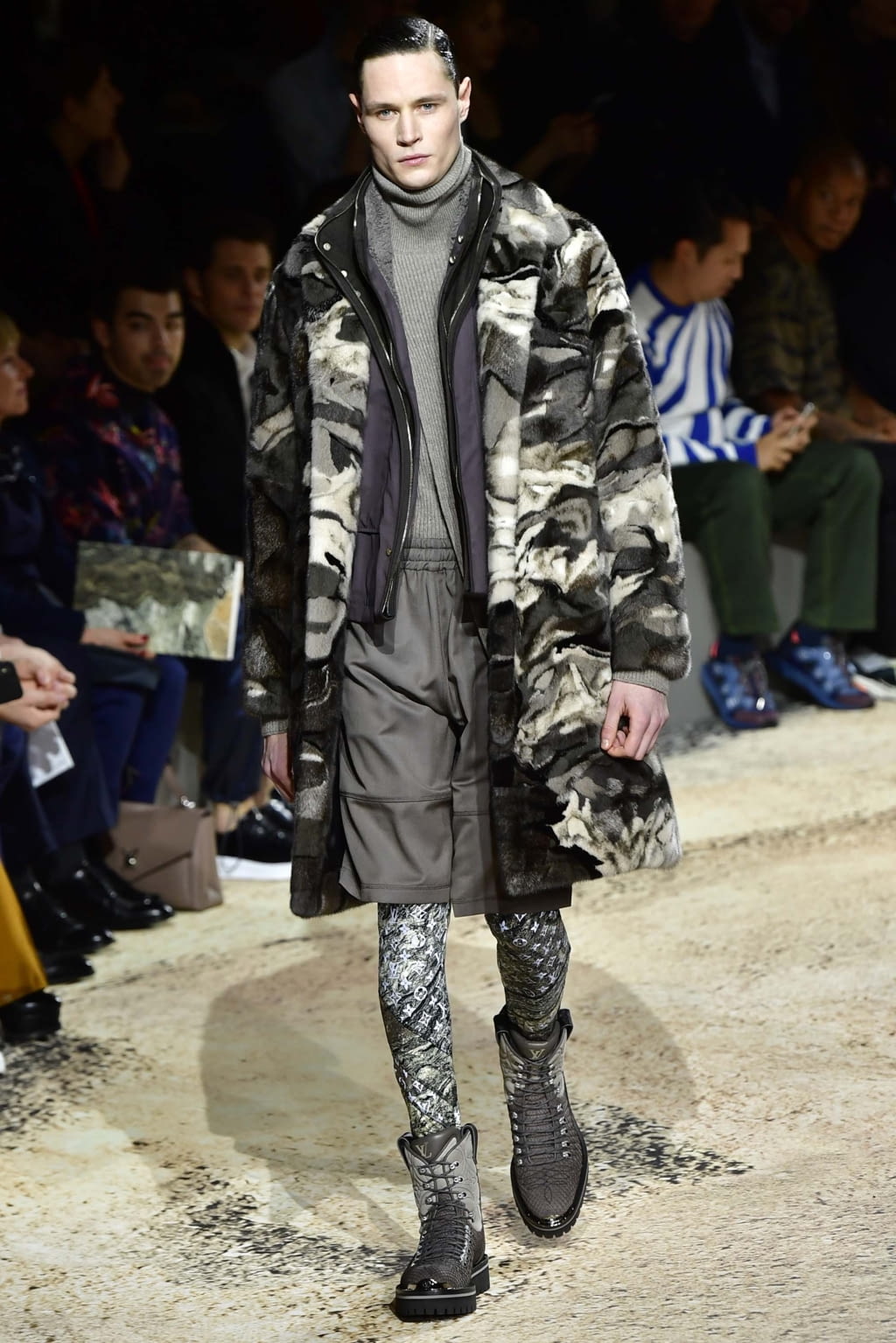 Fashion Week Paris Fall/Winter 2018 look 13 from the Louis Vuitton collection menswear