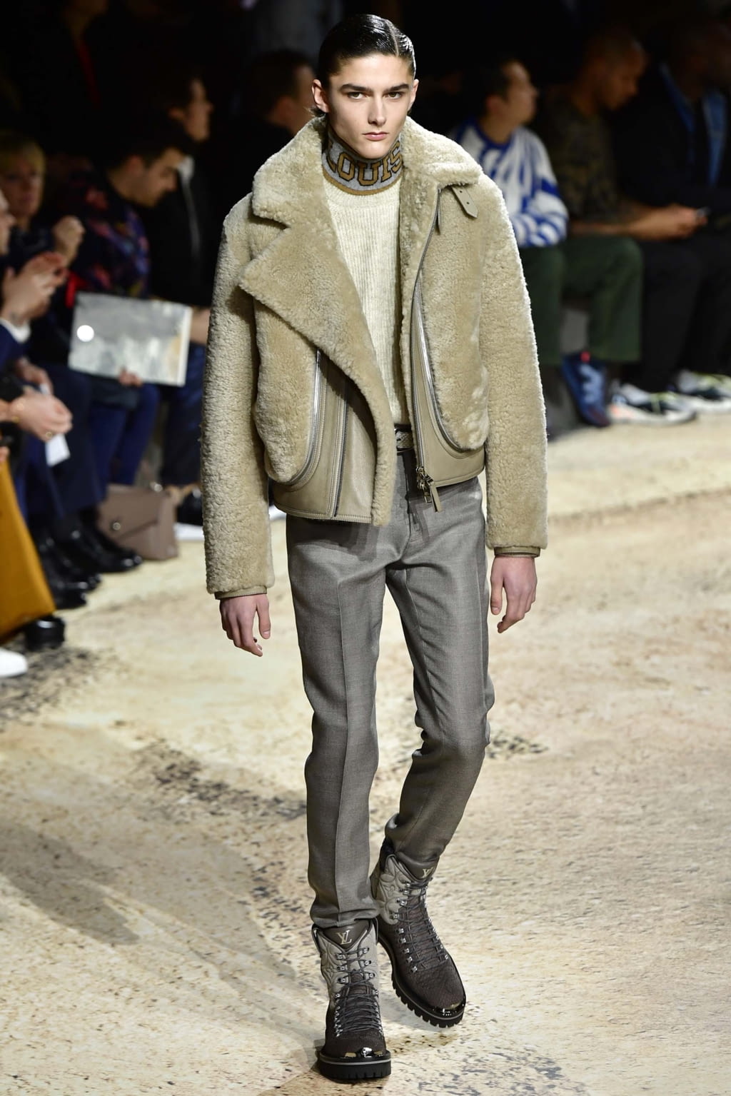 Fashion Week Paris Fall/Winter 2018 look 20 from the Louis Vuitton collection menswear