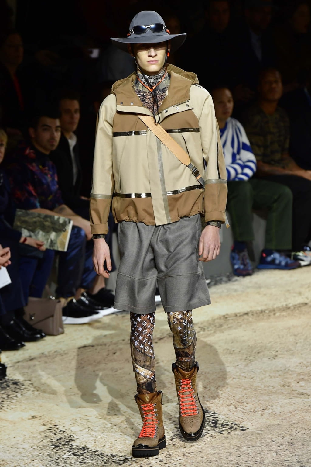 Fashion Week Paris Fall/Winter 2018 look 23 from the Louis Vuitton collection 男装