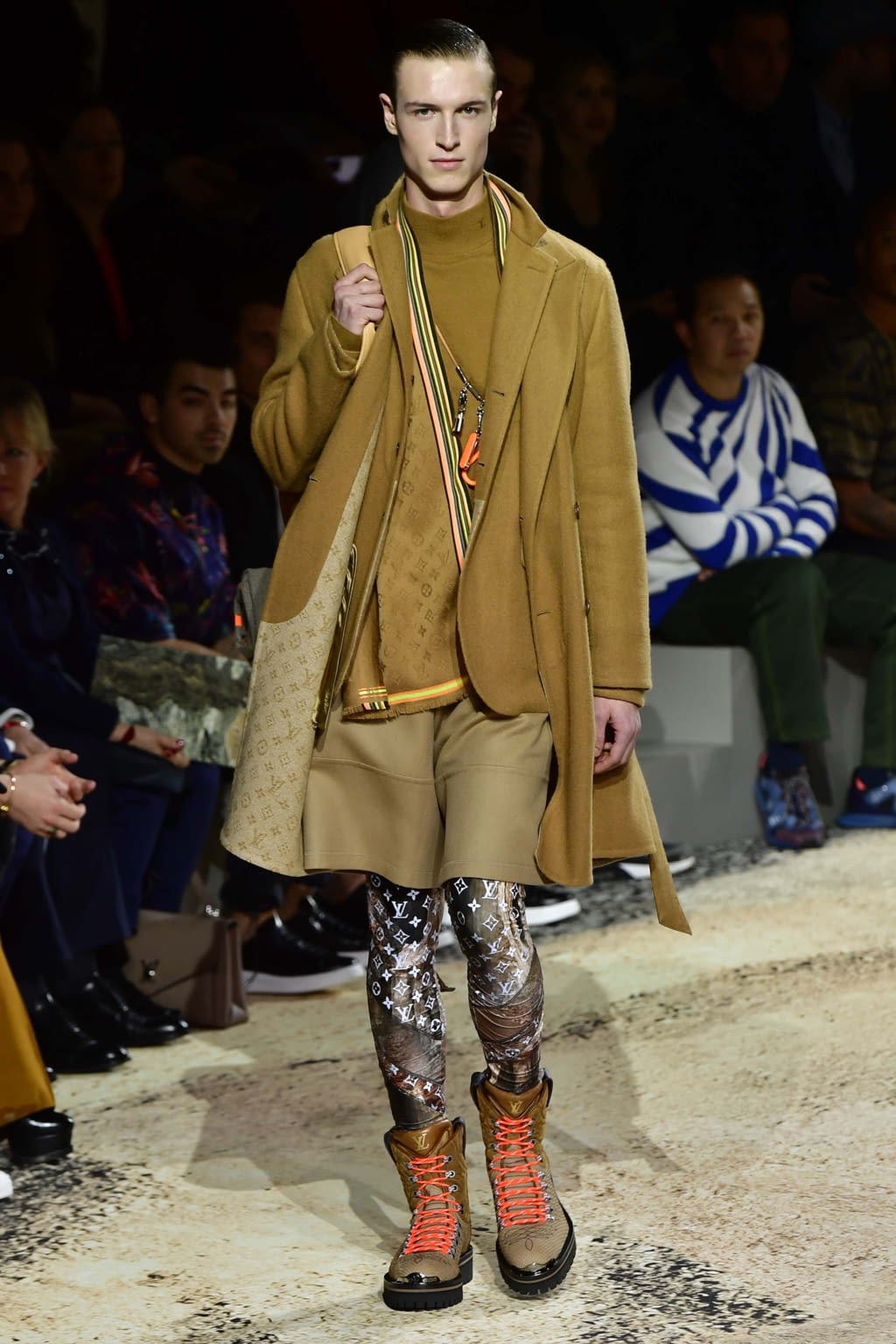 Fashion Week Paris Fall/Winter 2018 look 25 from the Louis Vuitton collection menswear