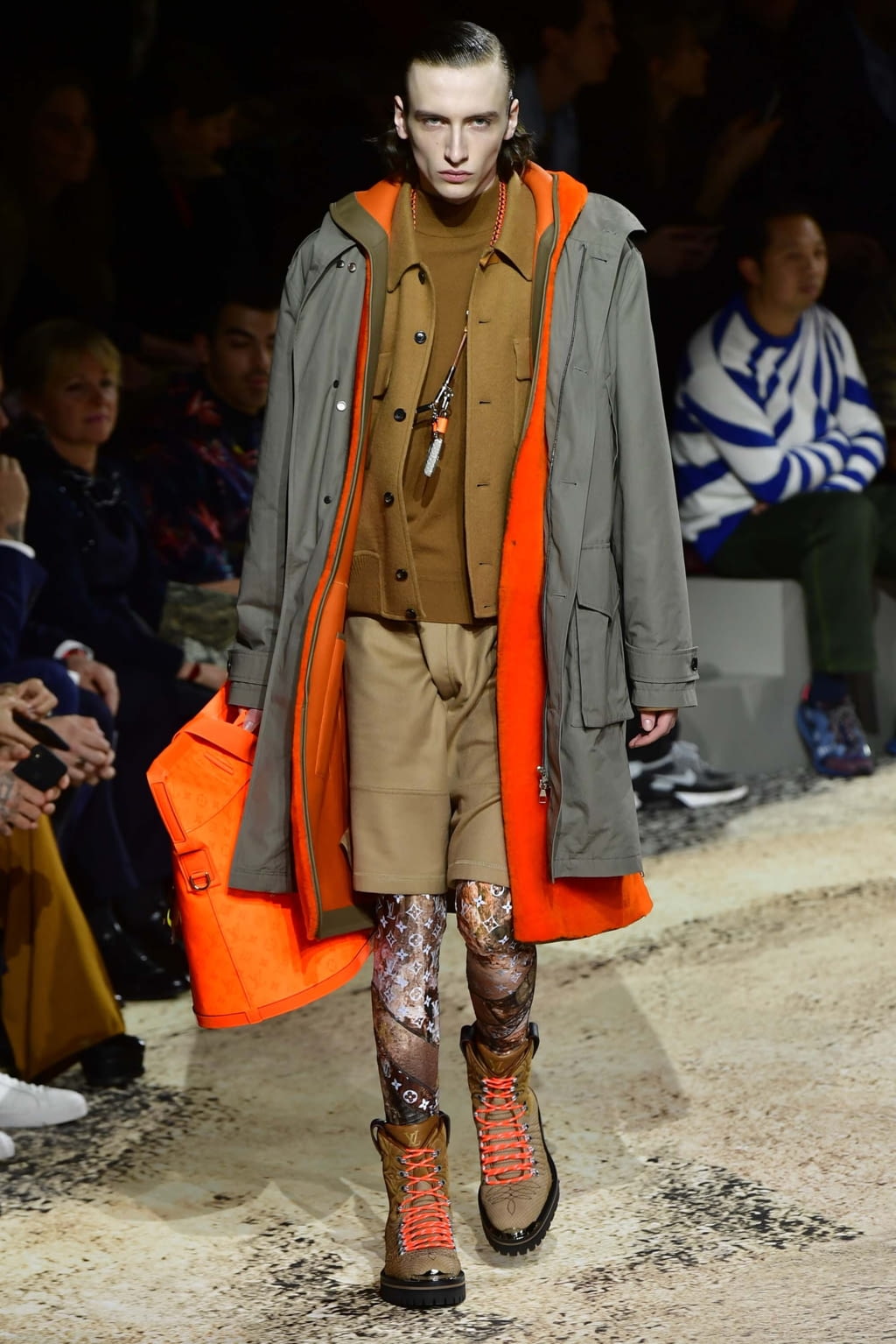 Fashion Week Paris Fall/Winter 2018 look 28 from the Louis Vuitton collection 男装