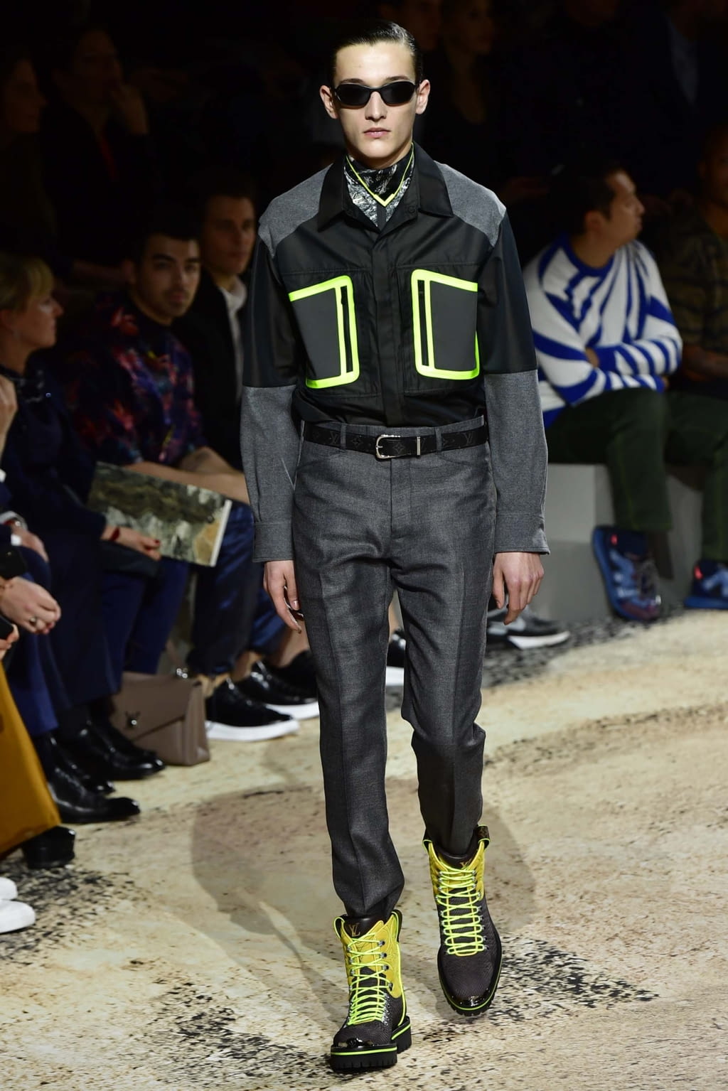 Fashion Week Paris Fall/Winter 2018 look 36 from the Louis Vuitton collection 男装
