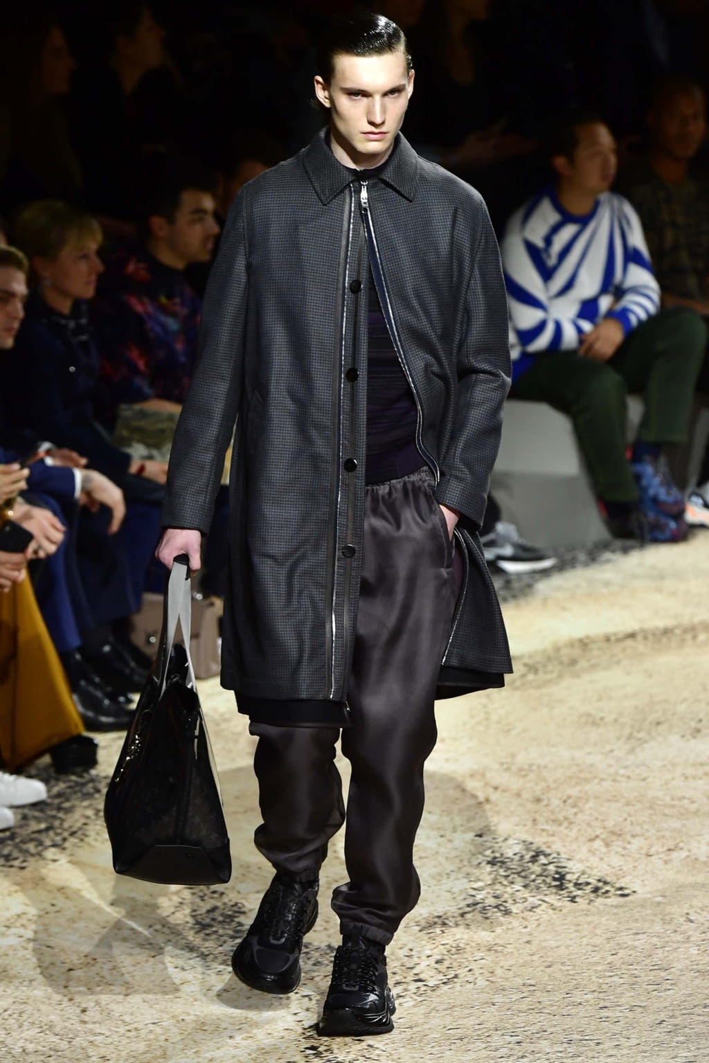Fashion Week Paris Fall/Winter 2018 look 42 from the Louis Vuitton collection 男装
