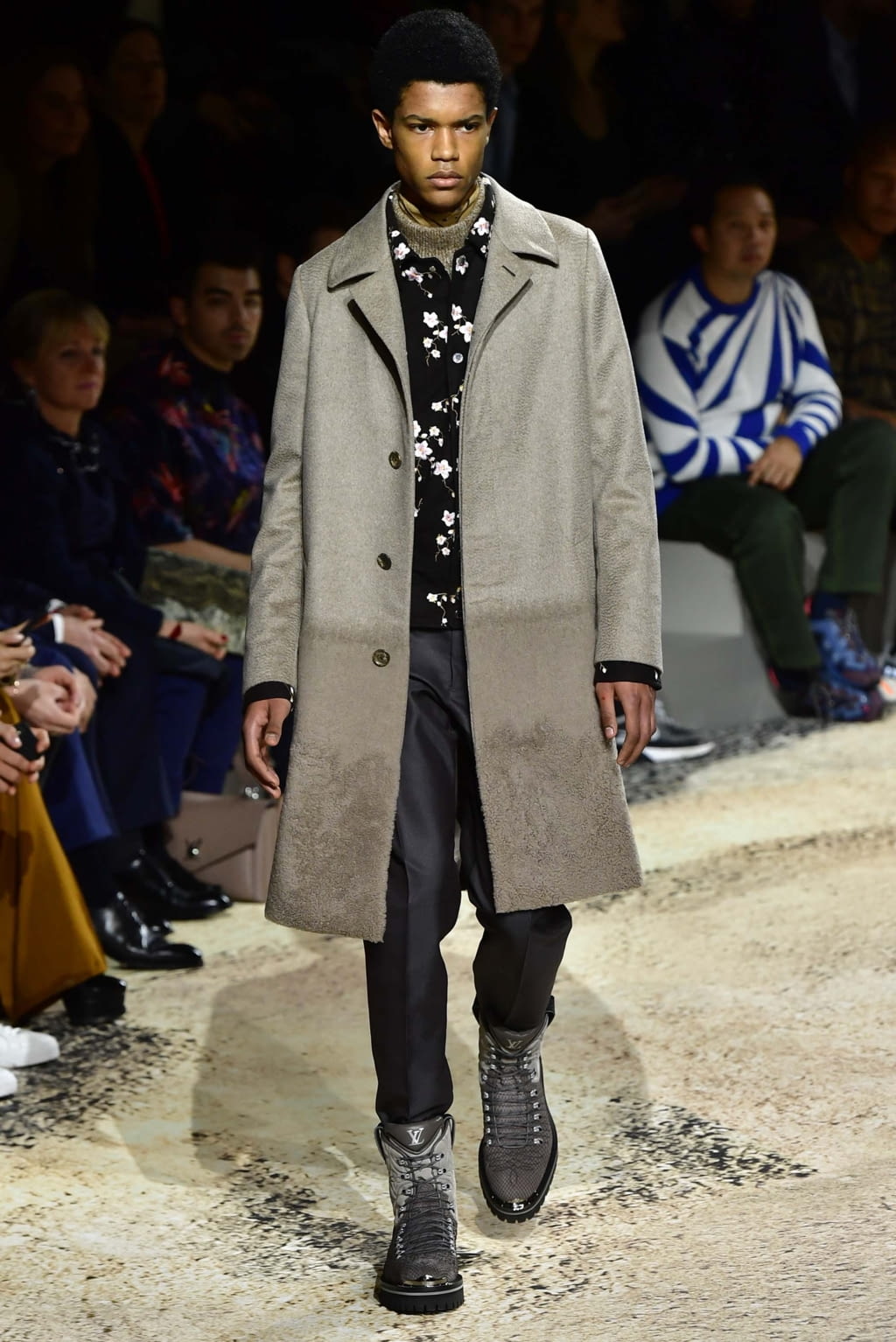 Fashion Week Paris Fall/Winter 2018 look 44 from the Louis Vuitton collection menswear