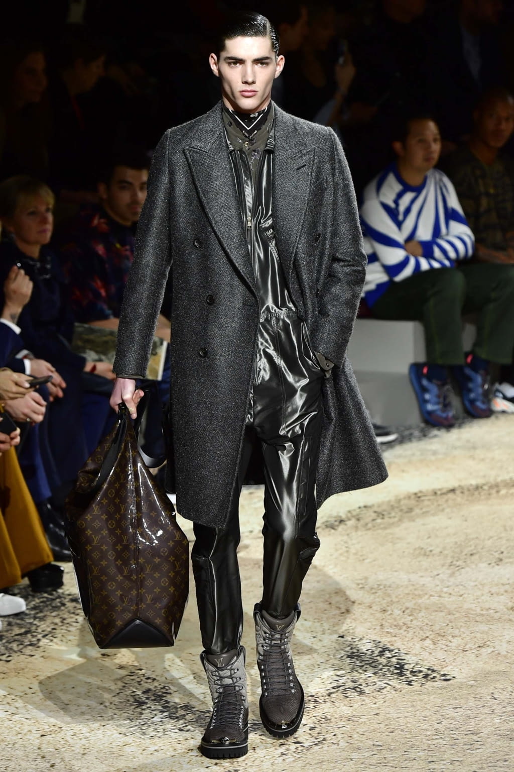 Fashion Week Paris Fall/Winter 2018 look 46 from the Louis Vuitton collection menswear