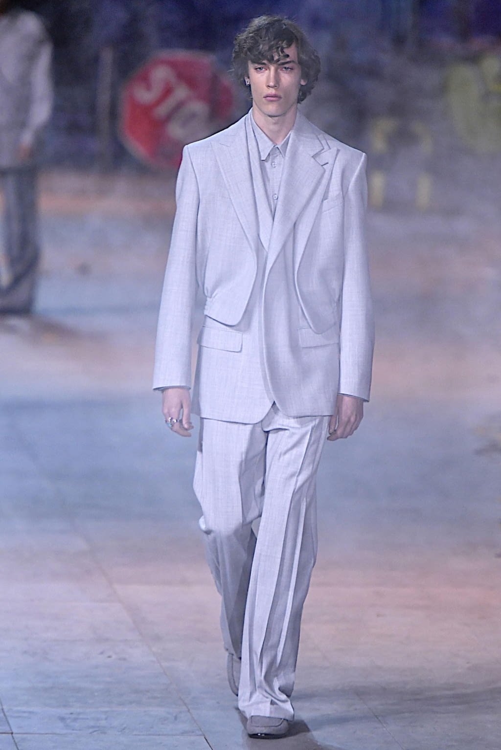Fashion Week Paris Fall/Winter 2019 look 2 from the Louis Vuitton collection 男装