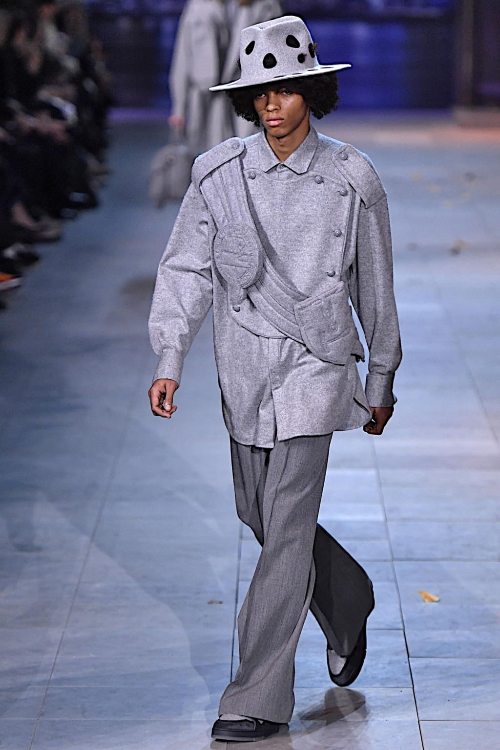 Fashion Week Paris Fall/Winter 2019 look 4 from the Louis Vuitton collection 男装