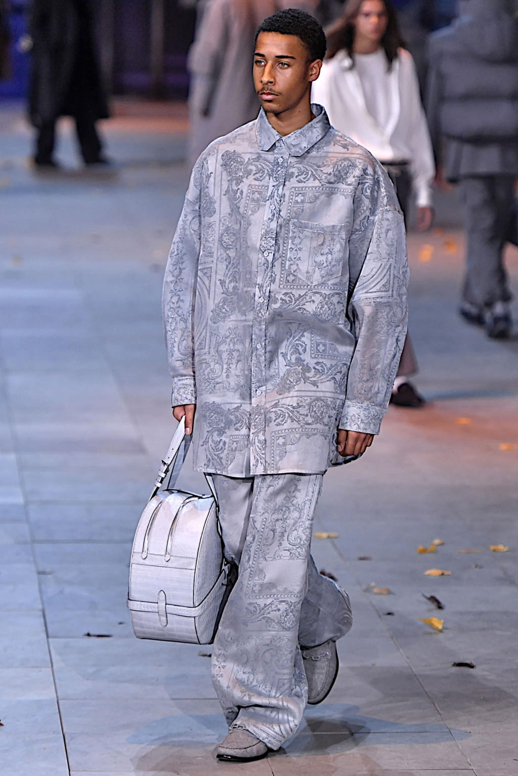 Fashion Week Paris Fall/Winter 2019 look 11 from the Louis Vuitton collection 男装