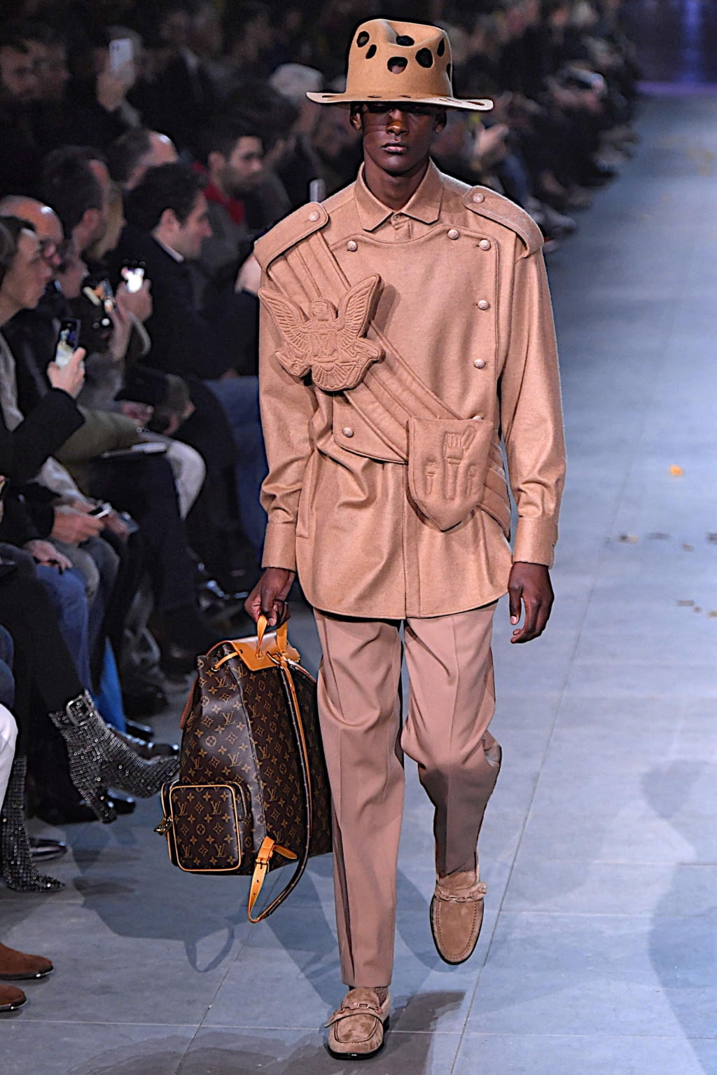 Fashion Week Paris Fall/Winter 2019 look 36 from the Louis Vuitton collection 男装
