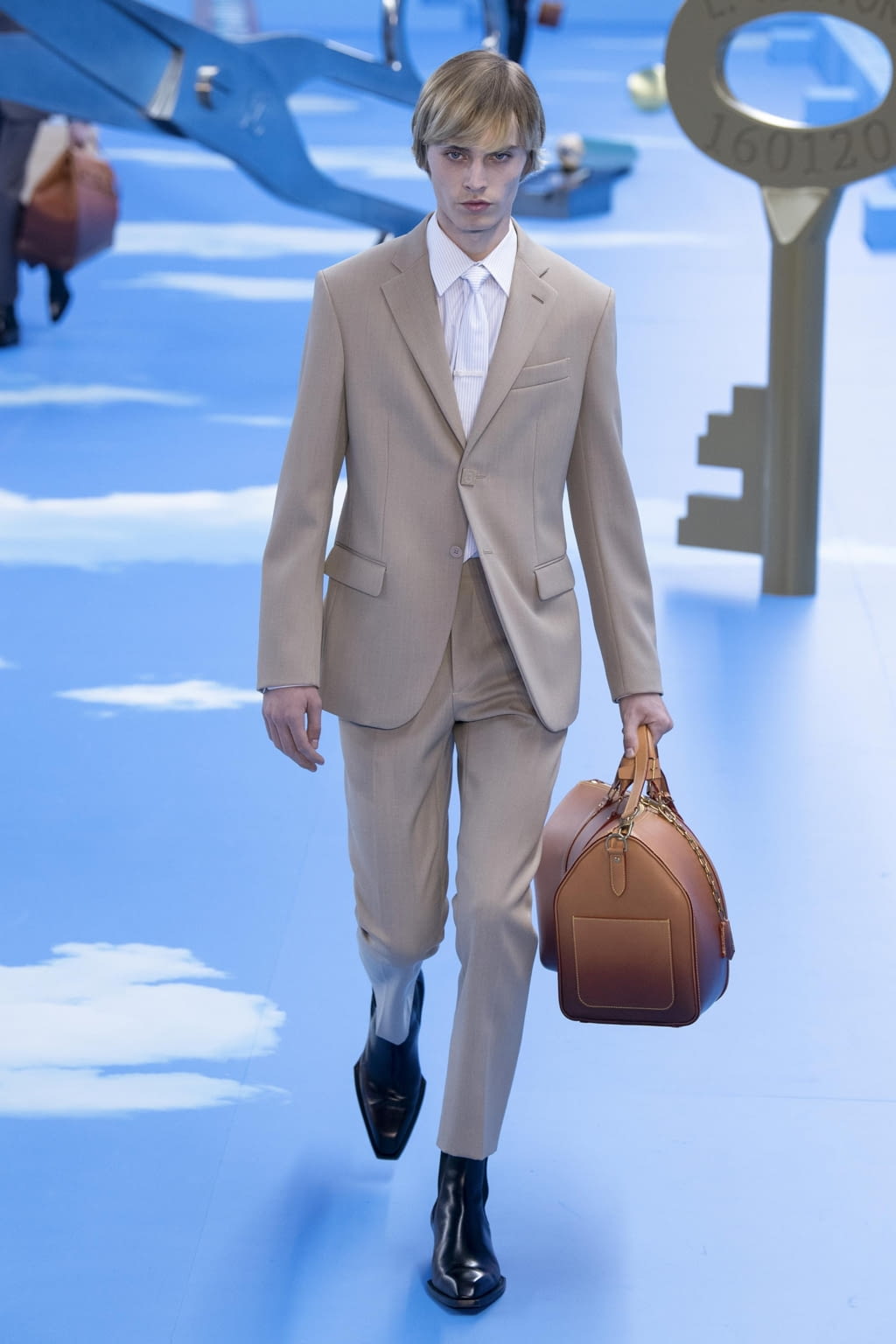Fashion Week Paris Fall/Winter 2020 look 1 de la collection Louis Vuitton menswear