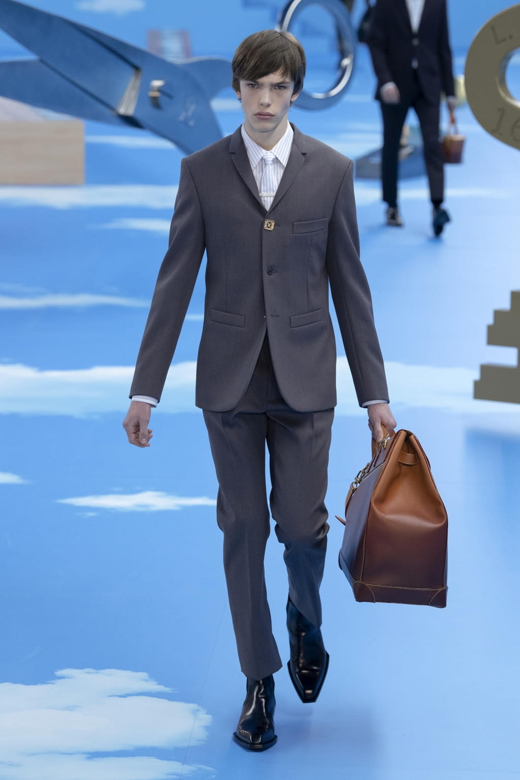 Fashion Week Paris Fall/Winter 2020 look 2 from the Louis Vuitton collection menswear