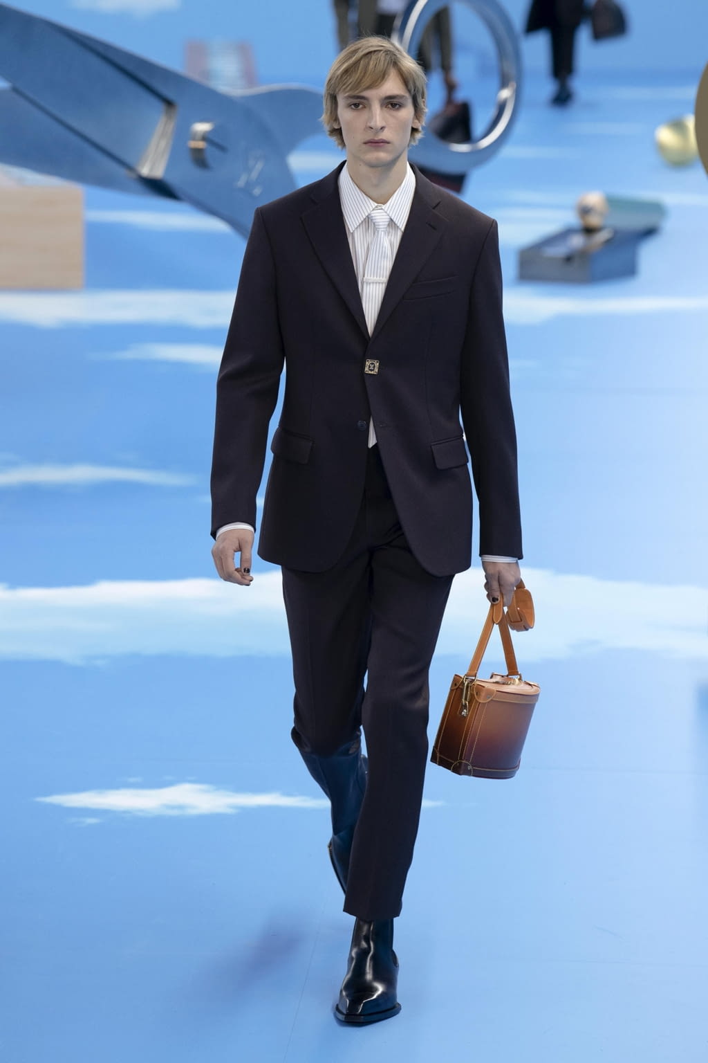 Fashion Week Paris Fall/Winter 2020 look 3 from the Louis Vuitton collection menswear