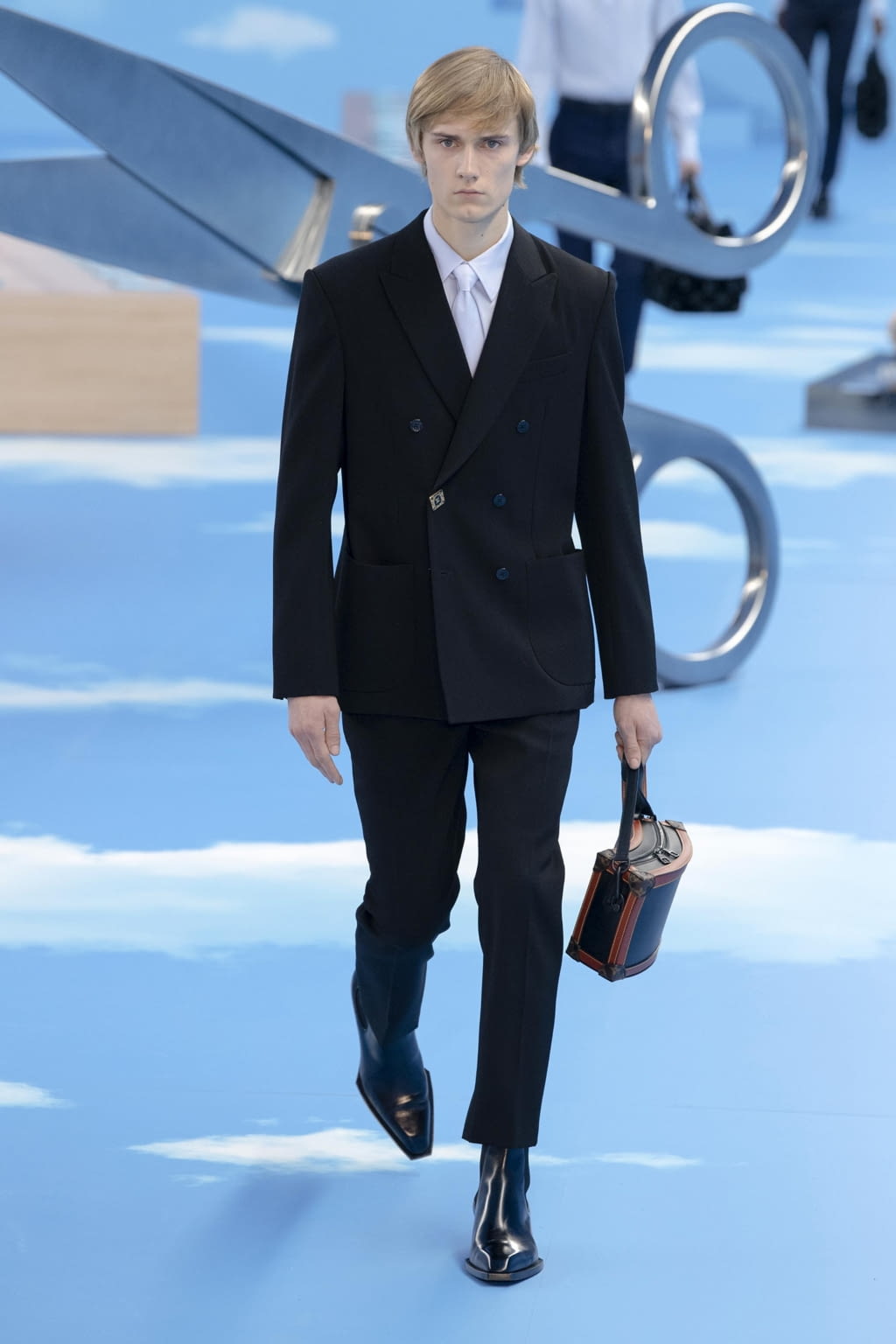 Fashion Week Paris Fall/Winter 2020 look 6 from the Louis Vuitton collection menswear