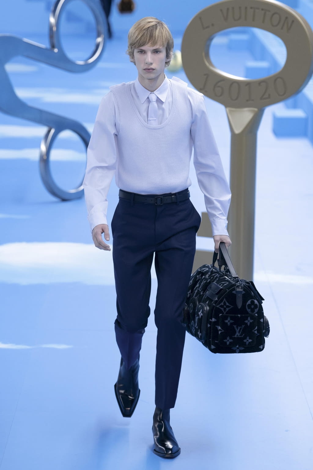Fashion Week Paris Fall/Winter 2020 look 7 from the Louis Vuitton collection menswear