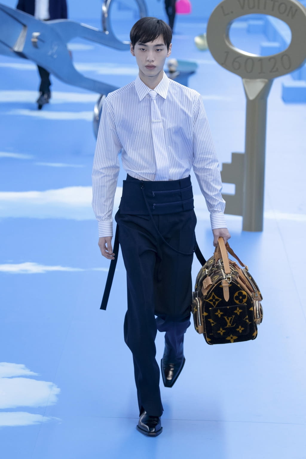 Fashion Week Paris Fall/Winter 2020 look 9 from the Louis Vuitton collection 男装