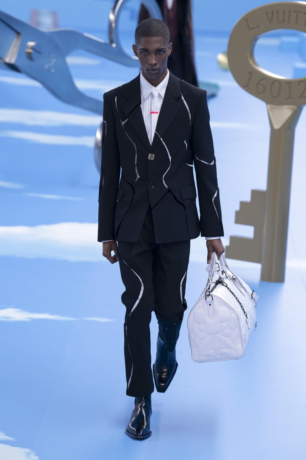 Fashion Week Paris Fall/Winter 2020 look 13 from the Louis Vuitton collection menswear